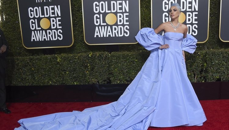 Lady Gaga con un vestido de Valentino en los Globos de Oro 2019