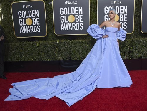 Lady Gaga con un vestido de Valentino en los Globos de Oro 2019