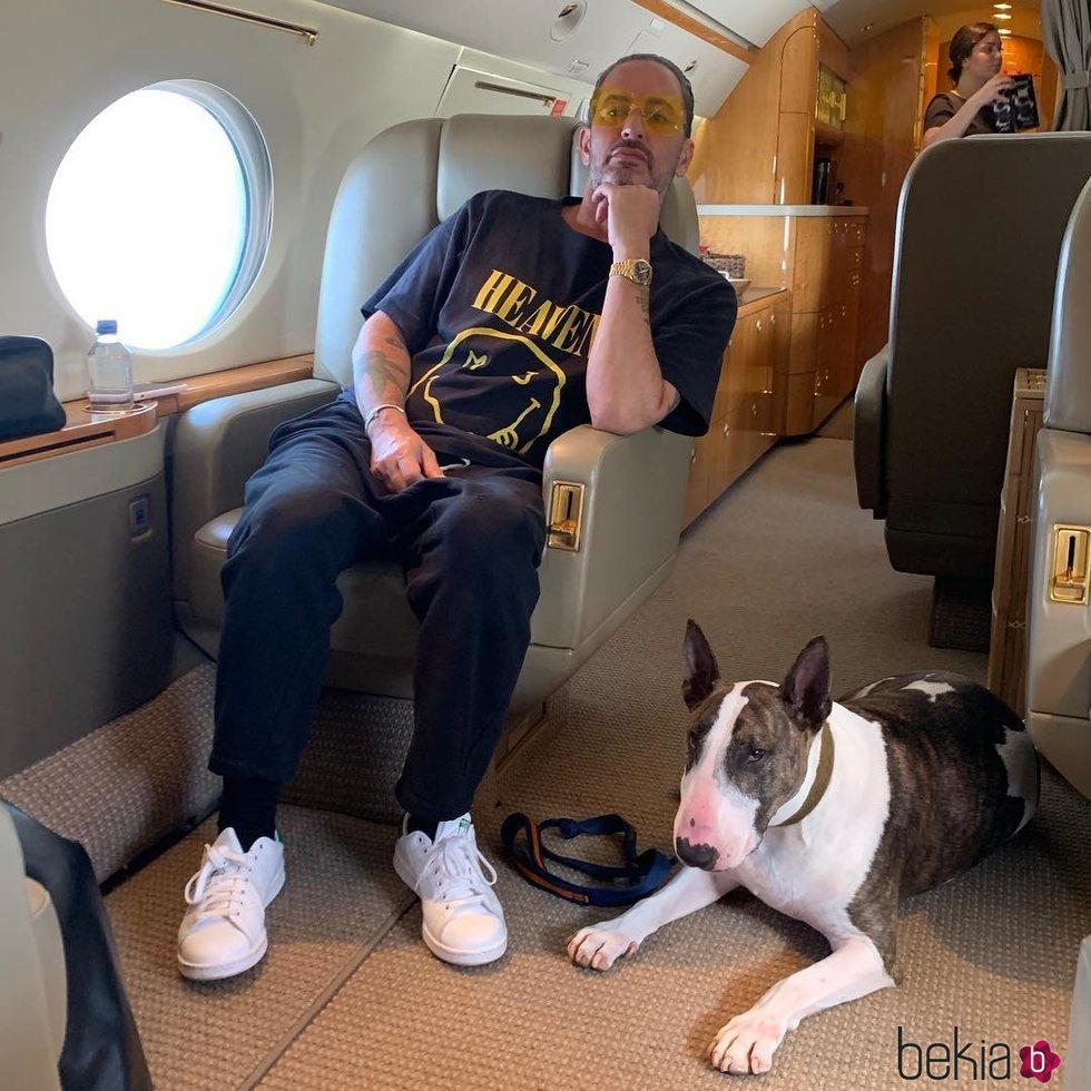 Camiseta negra de Marc Jacobs con el estampado de una cara sonriente en color amarillo 2019