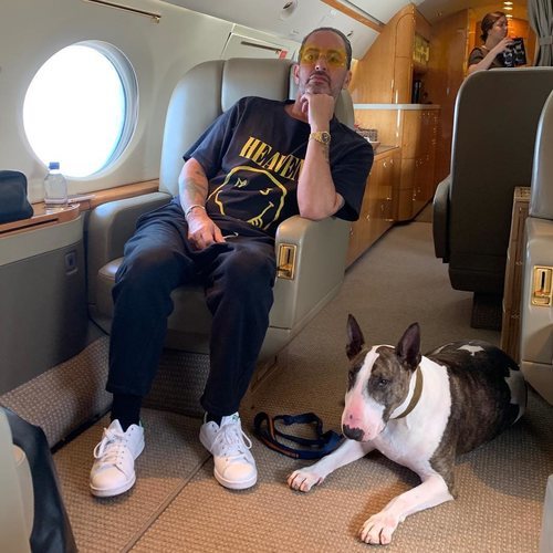 Camiseta negra de Marc Jacobs con el estampado de una cara sonriente en color amarillo 2019