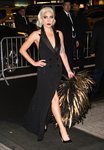 Lady Gaga con un vestido estilo smoking de Ralph Lauren