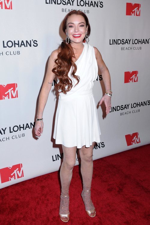 Lindsay Lohan con un look anticuado en el estreno de su serie en MTV