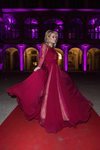 Paris Hilnton un vestido largo burdeos en la 95 Pitty Uommo de Florencia 2019