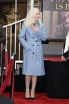 Lady Gaga con un trench azul celeste de Fay