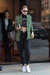 Gigi Hadid con un look de estilo militar en Nueva York