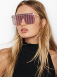 Modelo luciendo unas gafas de Victoria's Secret y Marcolin efecto espejo 2019