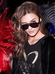 Modelo con unas gafas de sol negras con brillantes de Victoria's Secret y Marcolin 2019