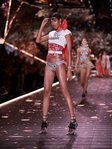 Modelo luciendo en pasarela unas gafas de Victoria's Secret y Marcolin 2019