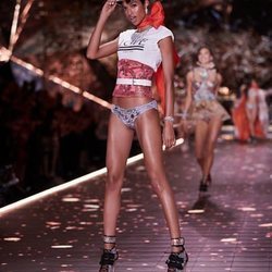 Modelo luciendo en pasarela unas gafas de Victoria's Secret y Marcolin 2019