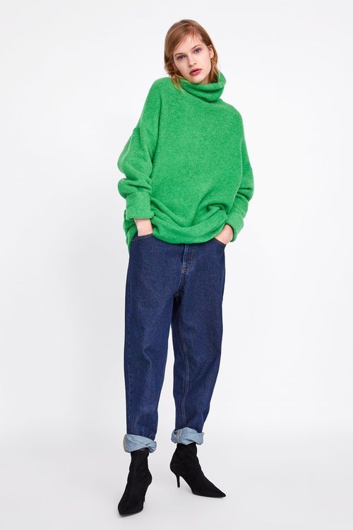 Modelo con un conjunto oversize de la nueva colección de Zara 2019
