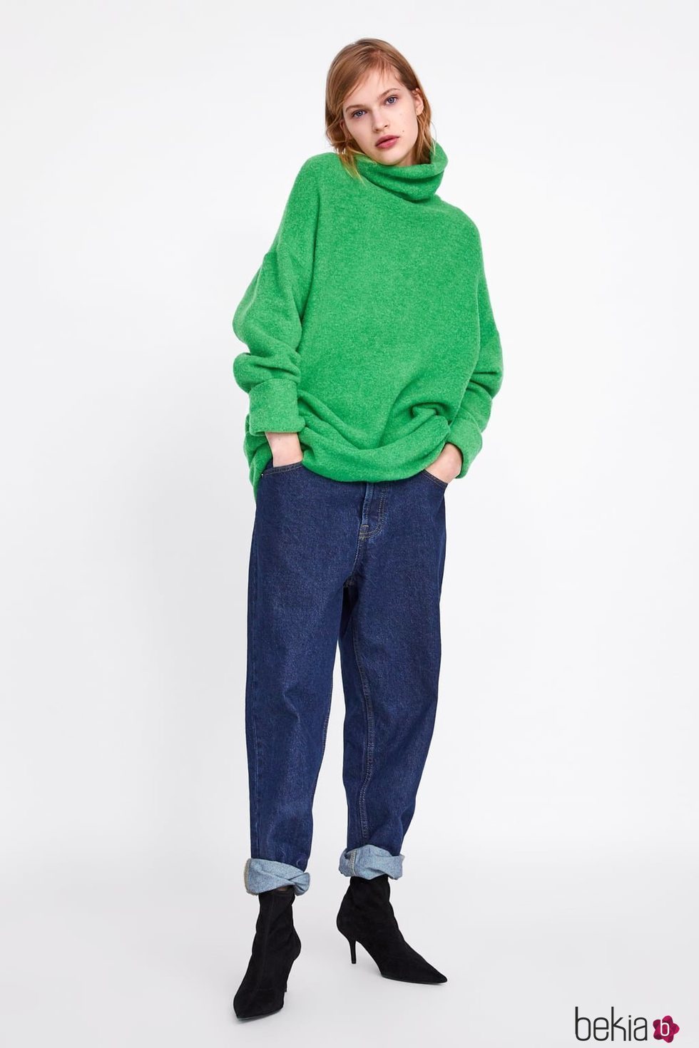 Modelo con un conjunto oversize de la nueva colección de Zara 2019