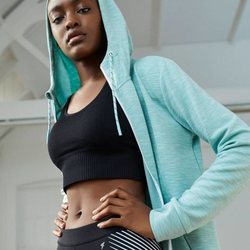 Modelo luciendo una sudadera azul de la colección 'low cost' de Primark 2019
