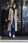 Kaia Gerber con un look discreto para pasear por Milán durante la Semana de la Moda