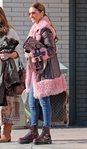Paula Echevarría con un abrigo un tanto estridente en color rosa y burdeos
