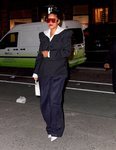 Rihanna con una americana de raya diplomática, jeans y sudadera blanca en Nueva York