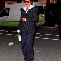 Rihanna con una americana de raya diplomática, jeans y sudadera blanca en Nueva York