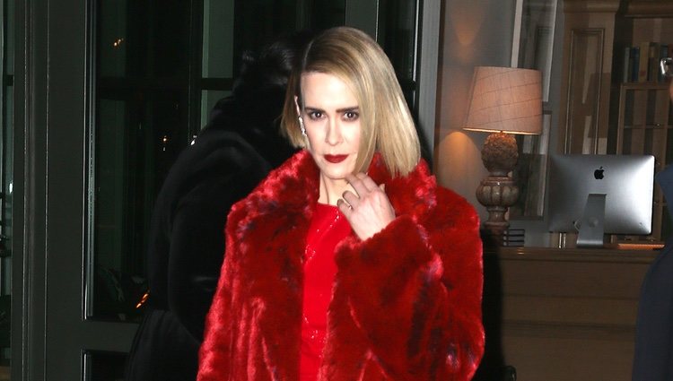 Sarah Paulson un look total red en Nueva York