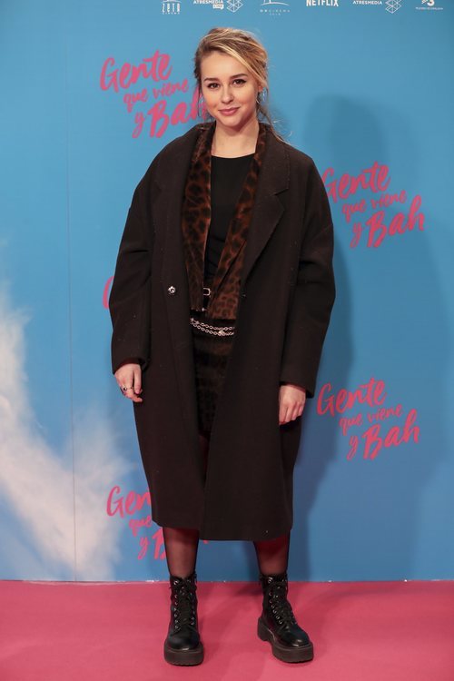 Paula Usero en la premiere de 'Gente que viene y Bah' con un total black con animal print