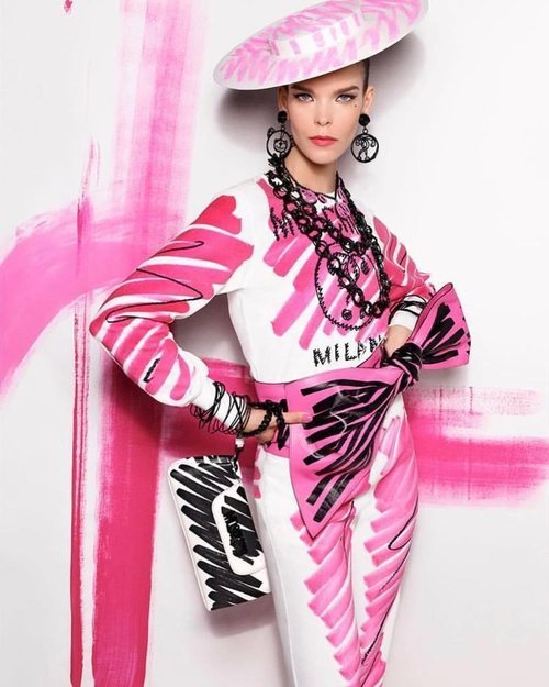 Traje rosa de la colección primavera 2019 de Moschino
