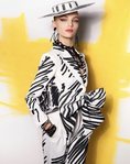 Traje pantalón negro de la colección primavera 2019 de Moschino