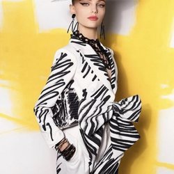 Traje pantalón negro de la colección primavera 2019 de Moschino