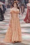 Vestido ocre de la colección de Alta Costura de Christian Dior para primavera/verano 2019 presentada en París
