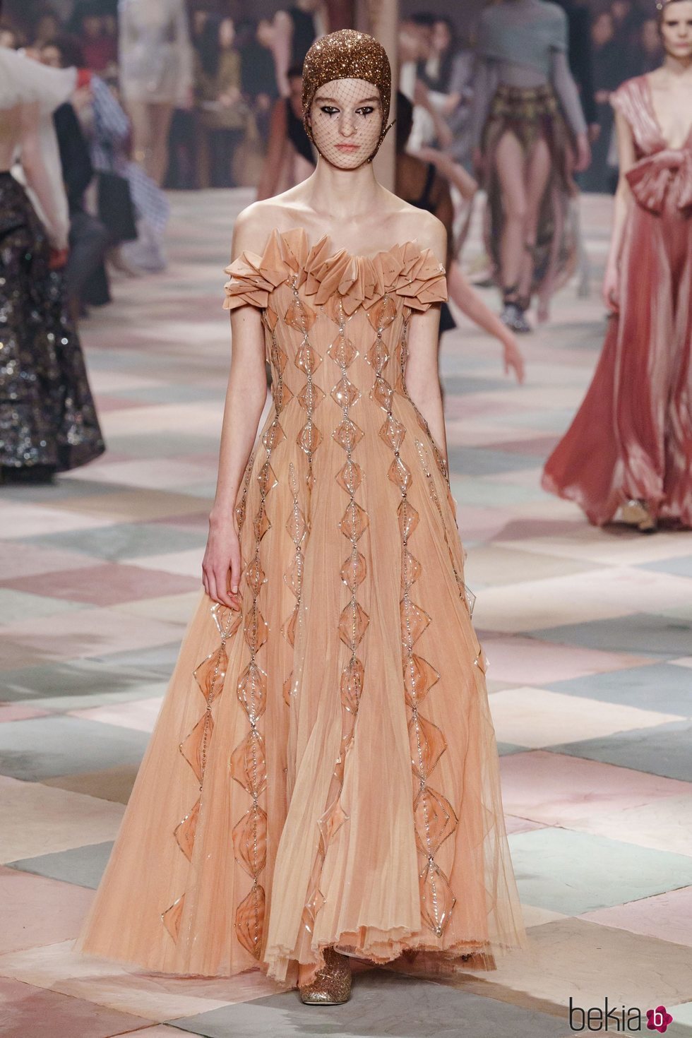 Vestido ocre de la colección de Alta Costura de Christian Dior para primavera/verano 2019 presentada en París