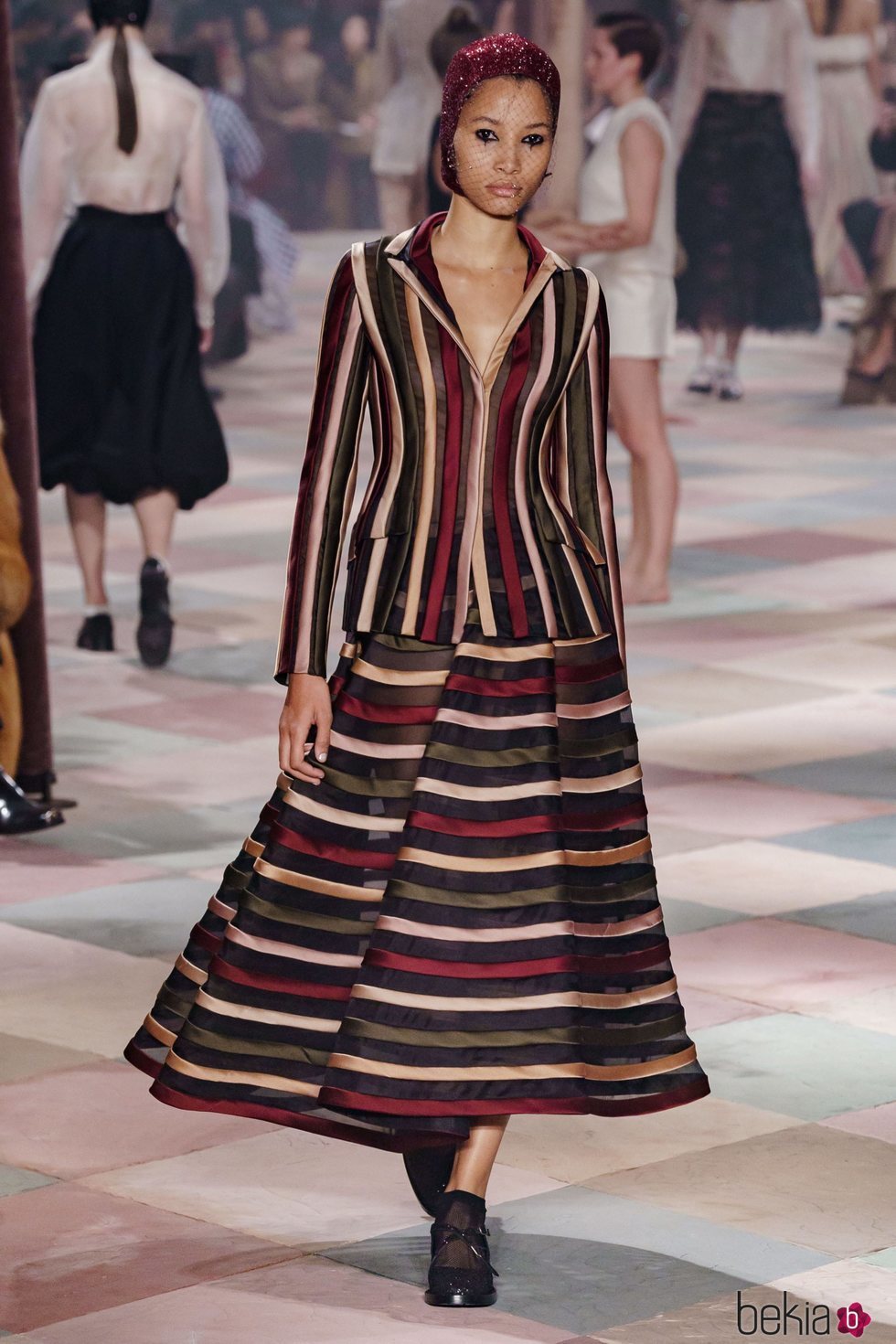 Dos piezas de rayas de la colección de Alta Costura de Christian Dior para primavera/verano 2019 presentada en París
