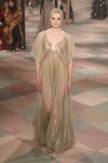 Vestido dorado de la colección de Alta Costura de Christian Dior para primavera/verano 2019 presentada en París