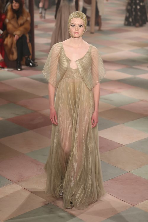 Vestido dorado de la colección de Alta Costura de Christian Dior para primavera/verano 2019 presentada en París