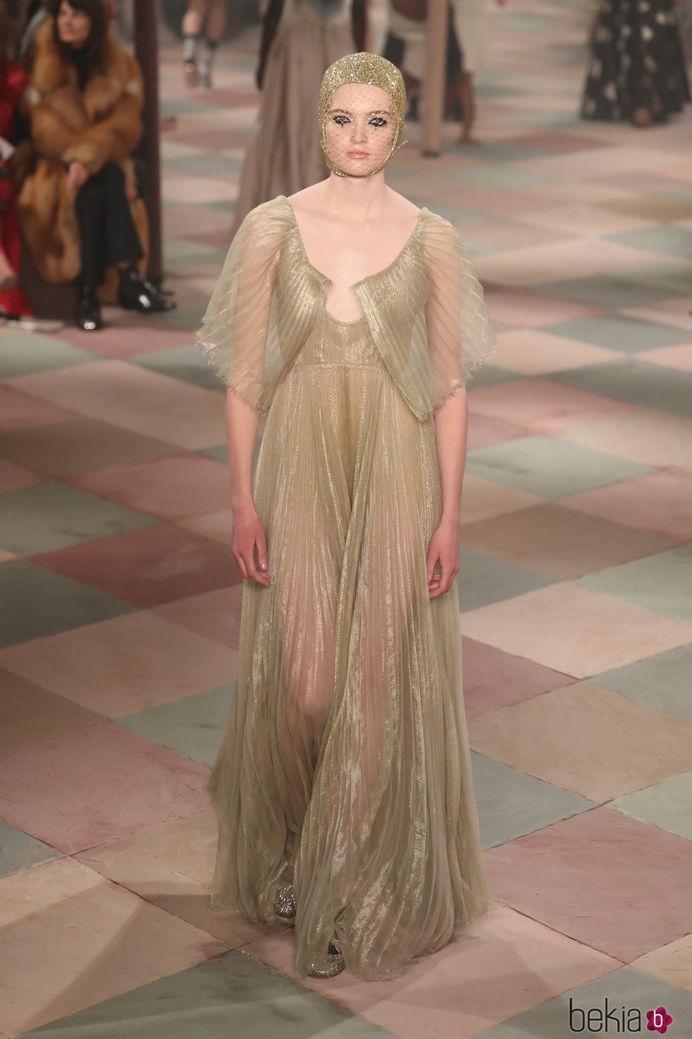 Vestido dorado de la colección de Alta Costura de Christian Dior para primavera/verano 2019 presentada en París