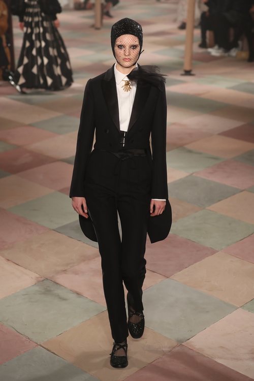Traje negro de la colección de Alta Costura de Christian Dior para primavera/verano 2019 presentada en París