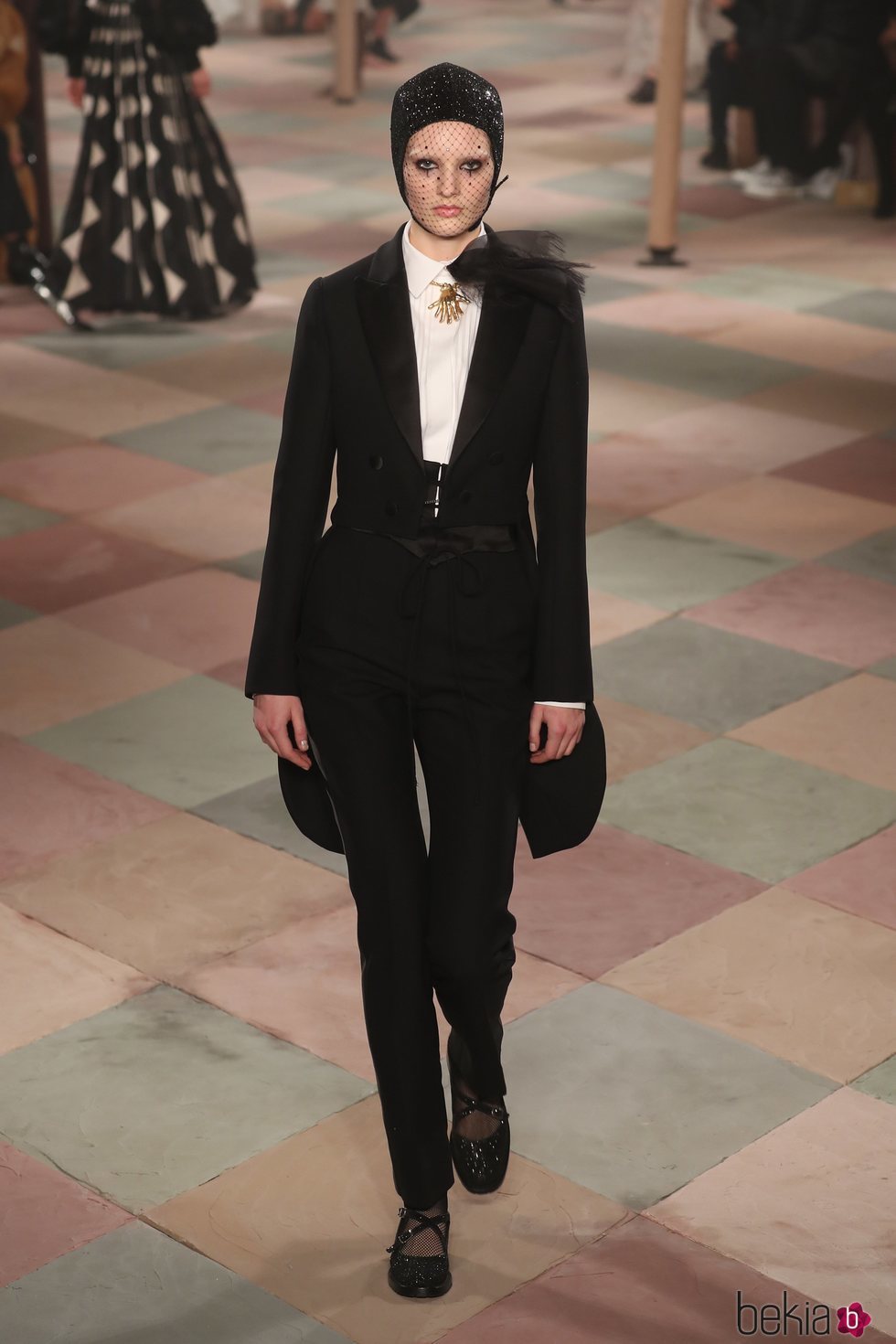 Traje negro de la colección de Alta Costura de Christian Dior para primavera/verano 2019 presentada en París