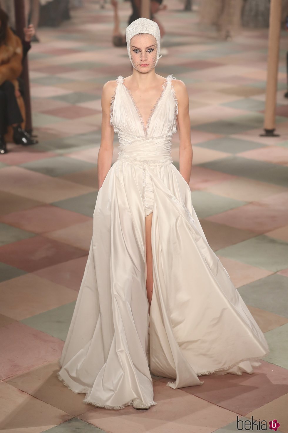 Vestido blanco de la colección de Alta Costura de Christian Dior para primavera/verano 2019 presentada en París