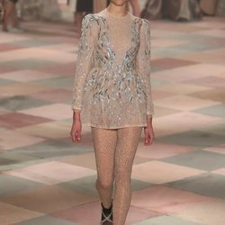 Minivestido beige con brillos de la colección de Alta Costura de Christian Dior para primavera/verano 2019 presentada en París