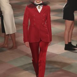 Traje rojo de la colección de Alta Costura de Christian Dior para primavera/verano 2019 presentada en París
