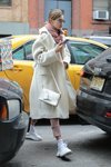 Gigi Hadid con abrigo largo blanco