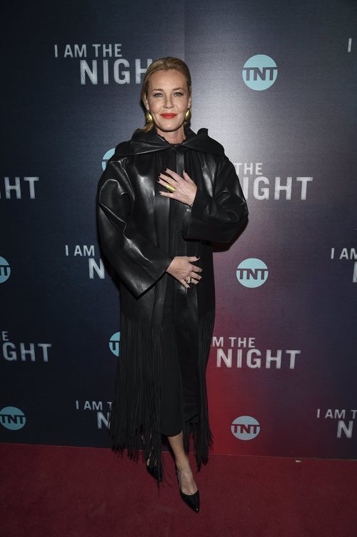 Connie Nielsen de negro en el preestreno de 'I am the night'