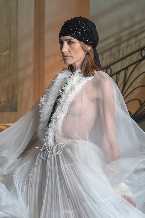 Nieves Álvarez en la pasarela de Stephane Rolland en París