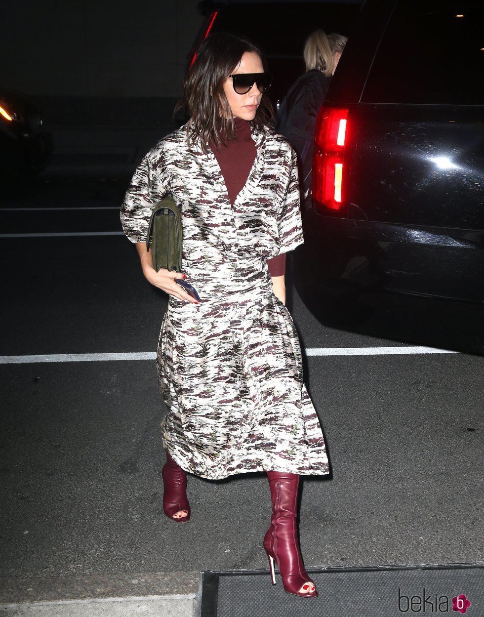Victoria Beckham en Nueva York luciendo un look casual de estampado militar burdeos