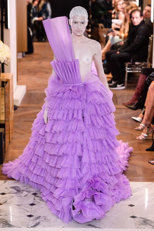 Vestido malva de tull en el desfile de Alta Costura Primavera 2019 de Balmain