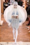 Vestido con mangas en tres dimensiones de tull y capucha de la colección Alta Costura Primavera 2019 de Balmain