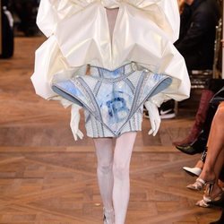 Dos piezas con falda con alerones en tres dimensiones de la colección Alta Costura Primavera 2019 de Balmain