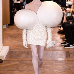 Vestido con incrustaciones de perlas de la colección Alta Costura Primavera 2019 de Balmain