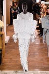 Dos piezas con tejido simulando plumas y detalles de tulipa de la colección Alta Costura Primavera 2019 de Balmain