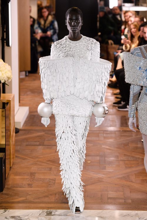 Dos piezas con tejido simulando plumas y detalles de tulipa de la colección Alta Costura Primavera 2019 de Balmain