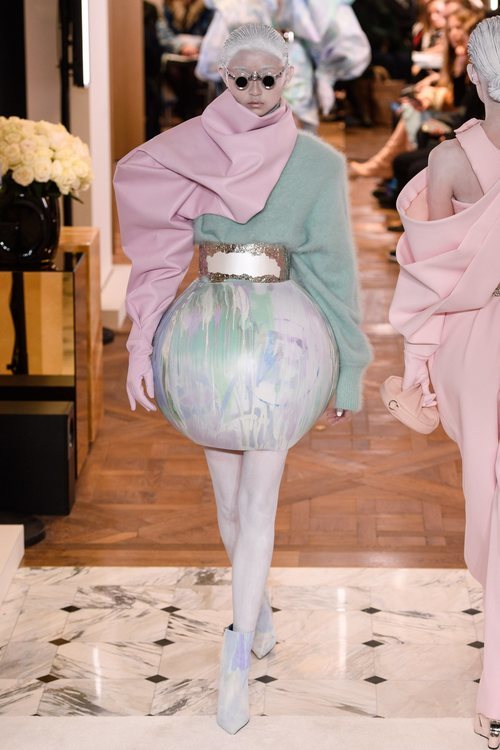 Falda con forma esférica y tonos pastel de la colección Alta Costura Primavera 2019 de Balmain