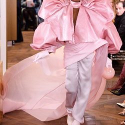 Blusa rosa a modo lazada con tejido escamado de la colección Alta Costura Primavera 2019 de Balmain