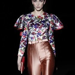 Blusa floral con volantes de la colección otoño/invierno 2019/2020 de Hannibal Laguna