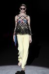 Pantalones amarillos de la colección otoño/invierno 2019/2020 de Hannibal Laguna